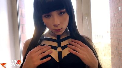 ברונטית לוהטת יונקת עמוק וברגישות בשביל כסף